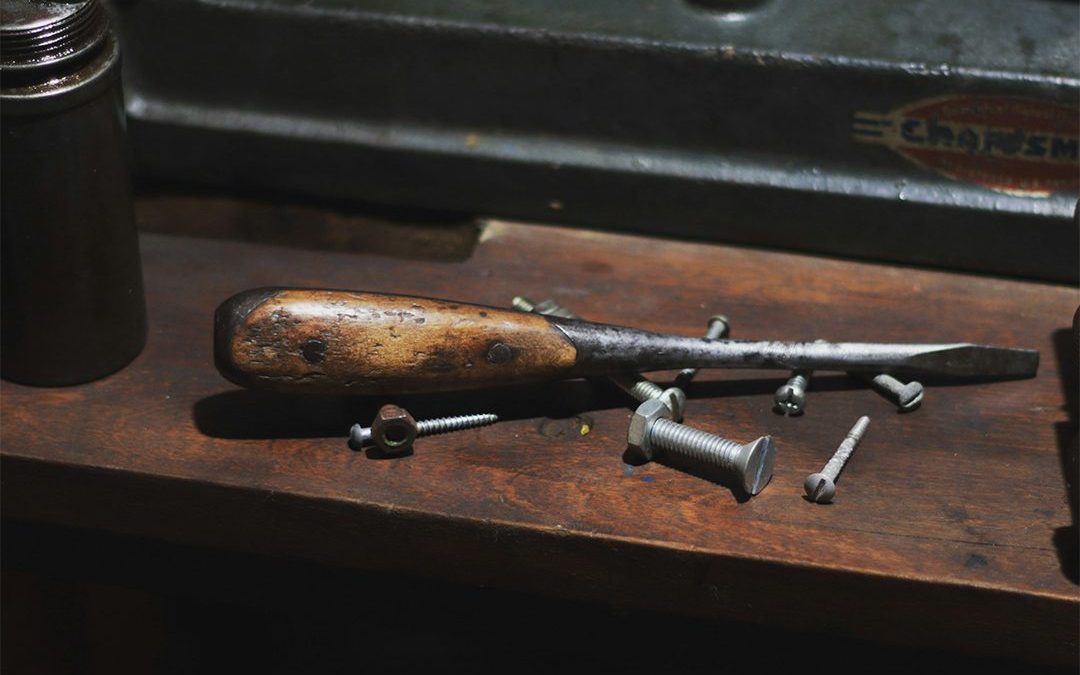 How are Screwdrivers Used | screwdriver with screws